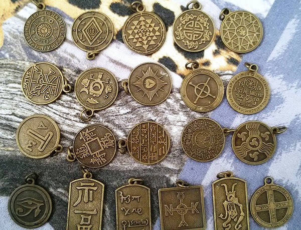 Медальон описание. Медальоны амулеты. Древние медальоны. Медальоны обереги из Китая. Амулеты и талисманы из золота.
