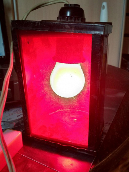 Красная лампа для проявки фото